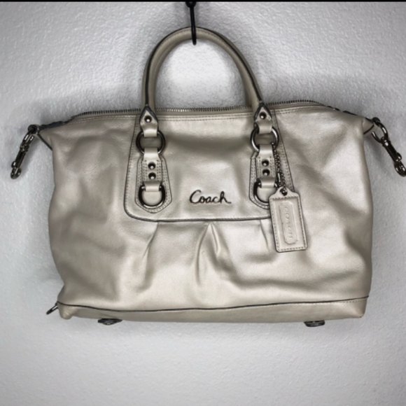 Coach bag medium size tan color.  Excellent shape - Picture 2 of 8